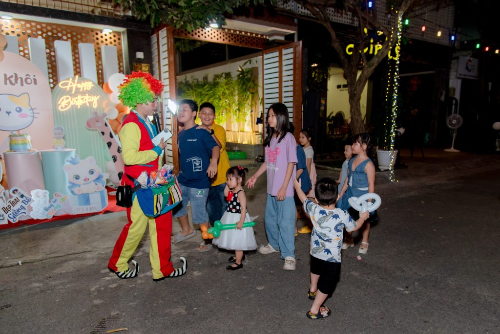 Chú hề tổ chức trò chơi tập thể